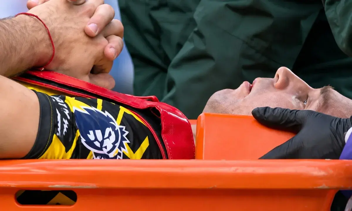 Dibu Martínez fue operado con éxito y llevó tranquilidad a los argentinos: "En unas semanas volvemos"