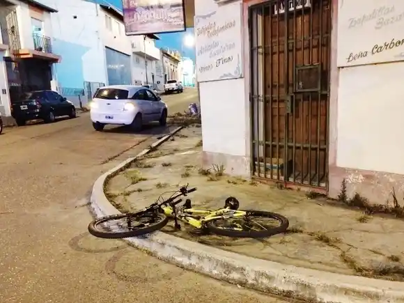 Un ciclista lesionado tras chocar con un automóvil