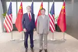 El secretario del Tesoro de Estados Unidos, Scott Bessent, junto al viceprimer ministro chino, He Lifeng.