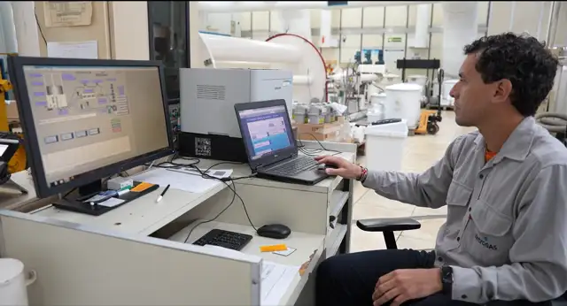 Un operador de Metrogas monitorea los procesos técnicos mediante plataformas digitales, parte de los proyectos de automatización y transformación tecnológica impulsados por la compañía.
