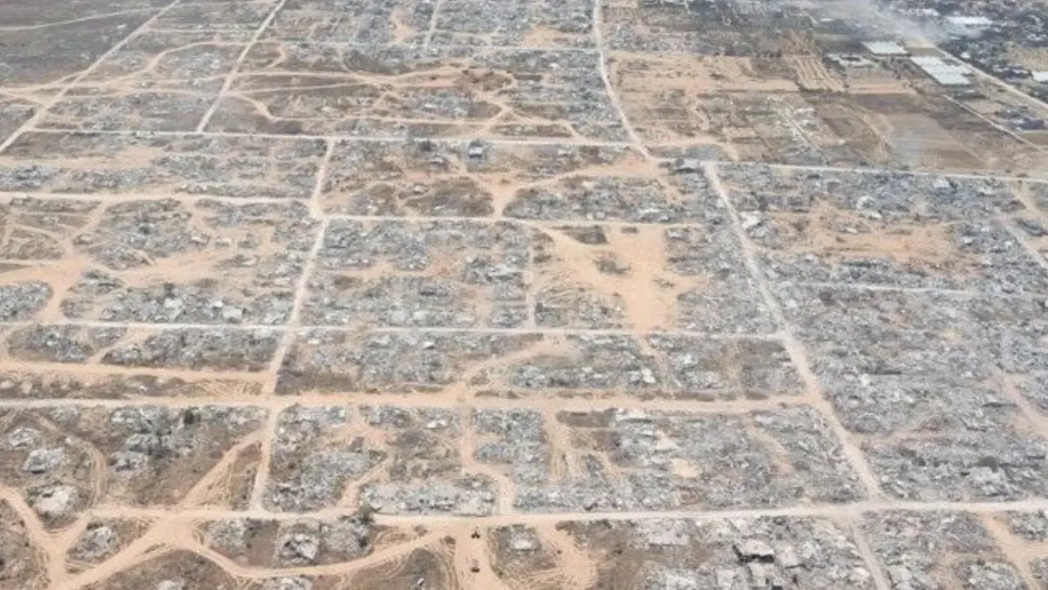 Vista satelital muestra la devastación casi total de Khuza’a, al sureste de Gaza, tras los bombardeos israelíes de mayo de 2025.