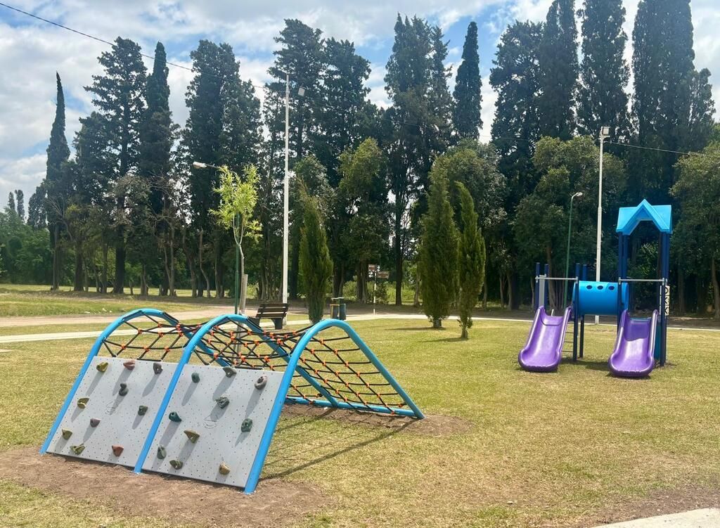 Nueva área de juegos en la plaza del barrio Los Arces
