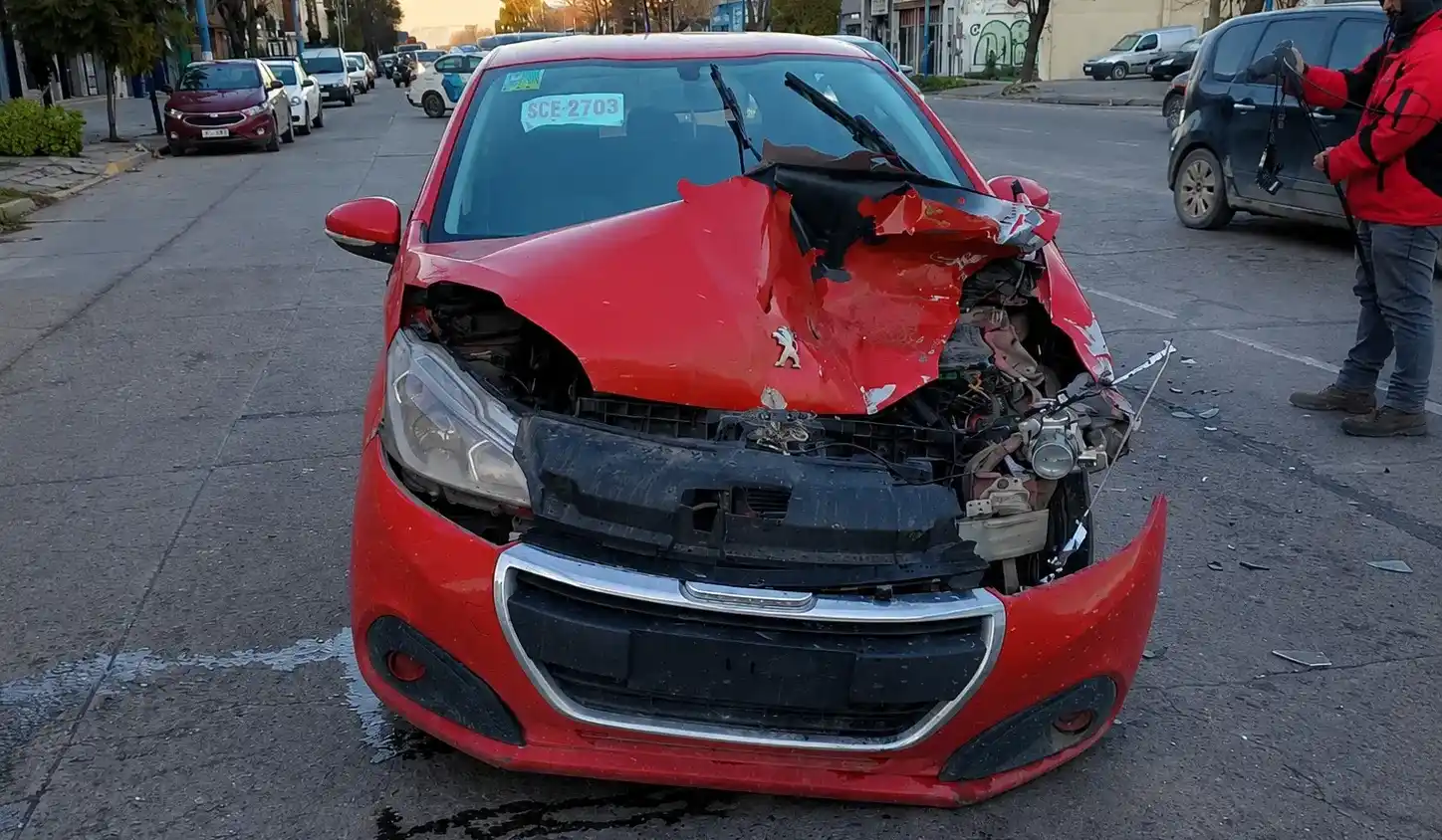 Fuerte choque en Jara y Colón entre un Peugueot 208 y una Amarok