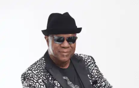  Dennis "Dee Tee" Thomas fue recordado por sus compañeros en Facebook. 