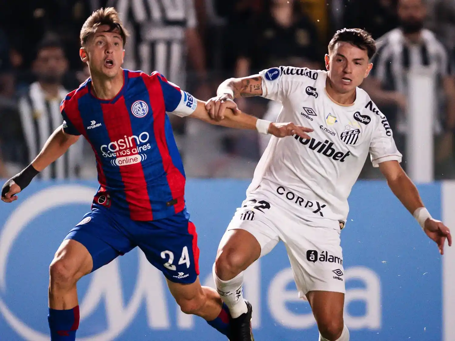 Tripichio y Barreal buscan la pelota.