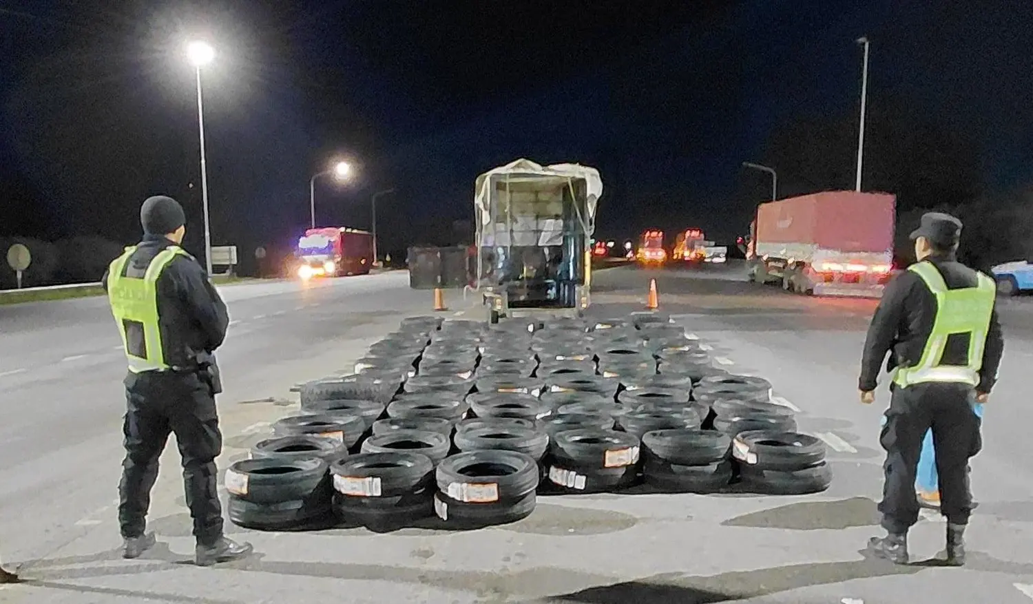 APREHENDIERON A TRES PERSONAS CON MÁS DE 200 CUBIERTAS SIN DOCUMENTACIÓN Y UNA DE ELLAS HABRÍA INTENTADO SOBORNAR A LA POLICÍA