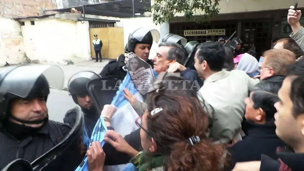 Tucumán: Denuncian represión policial al querer ingresar a la Plaza donde estaba Cristina