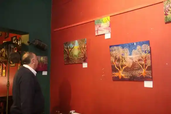 La artista Claudia Ihigo expone en el ciclo “Estoy en el bar”