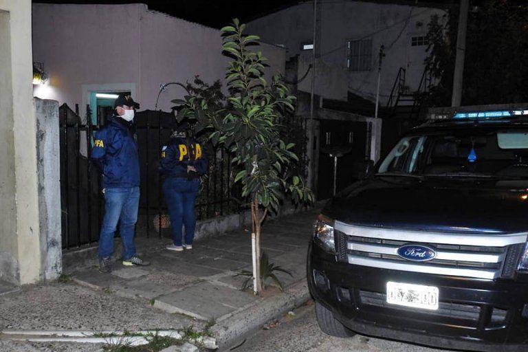 Detuvieron a un ex periodista deportivo y a su pareja por distribuir drogas en remises