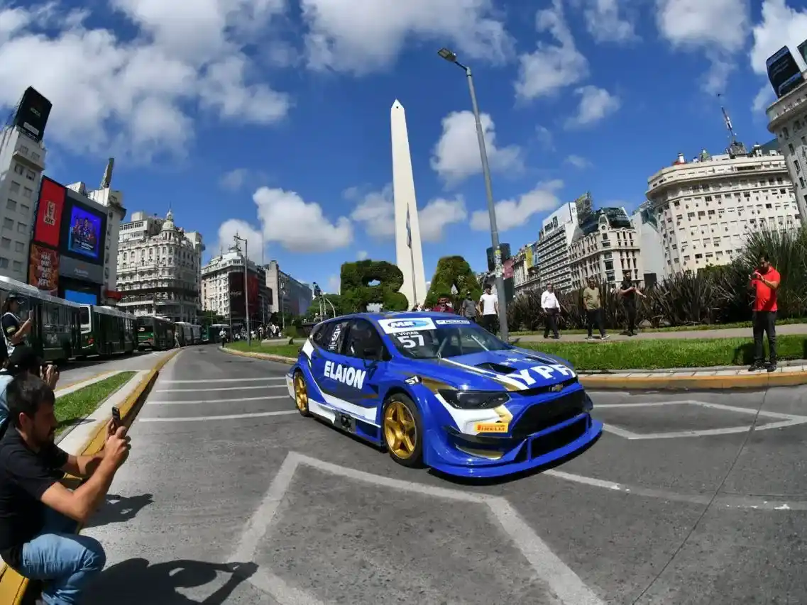 Uno de los autos de TC2000 que desfilaron por el centro porteño.
