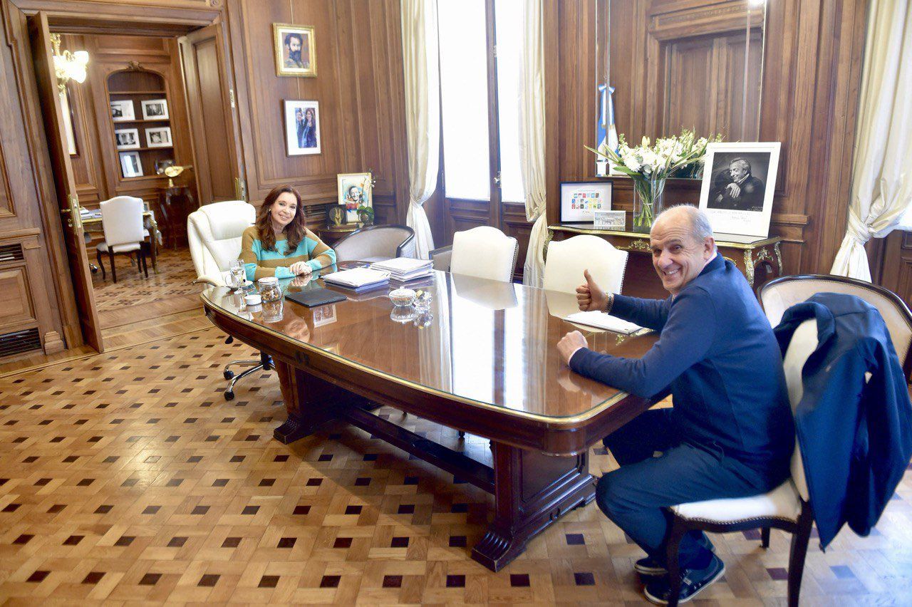Cristina con intendente de Pehuajó: Le acercó propuesta para transformar los planes sociales en trabajo