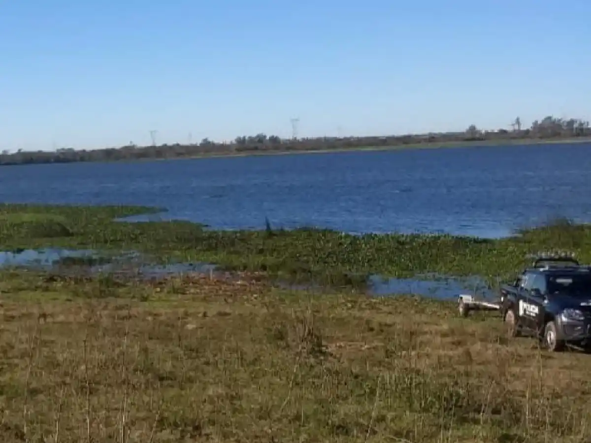 Buscan a un joven pescador que desapareció en el río Colastiné y sus familiares cortan la Ruta 1