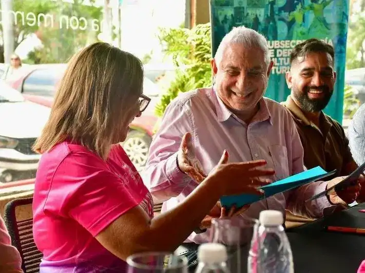 Jofré firmó un convenio con club paraguayo 
y presentó la Expo Construir y el Oktoberfest