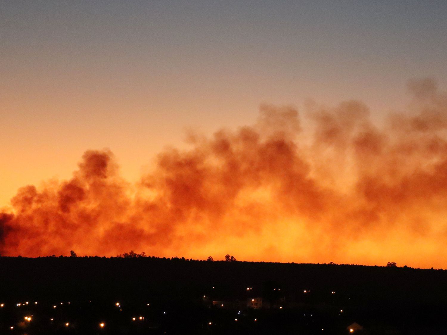 Bomberos luchan contra un fuego descontrolado en Calabacilla