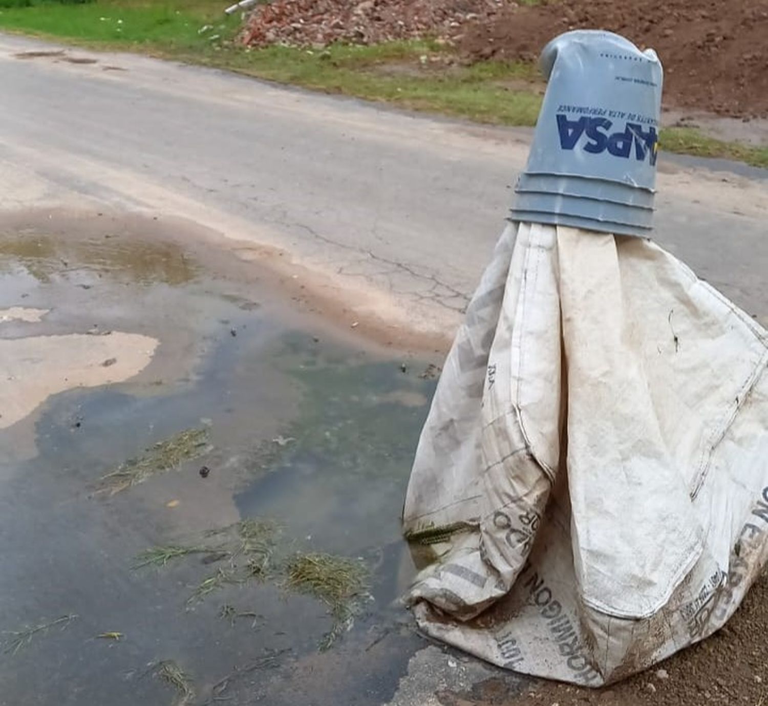 Meses con este caño de cloacas en 3 de Febrero y 56.