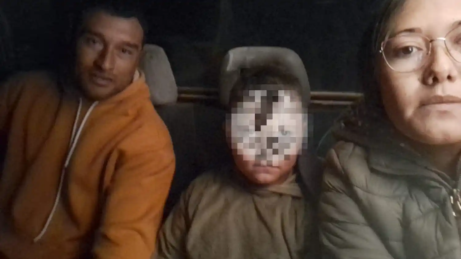 El nene junto a sus padres, a poco de ser encontrado.