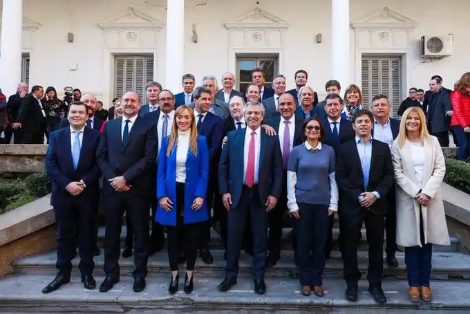 Alberto Fernández firmó con representantes de 19 provincias un acuerdo ideado por Perotti