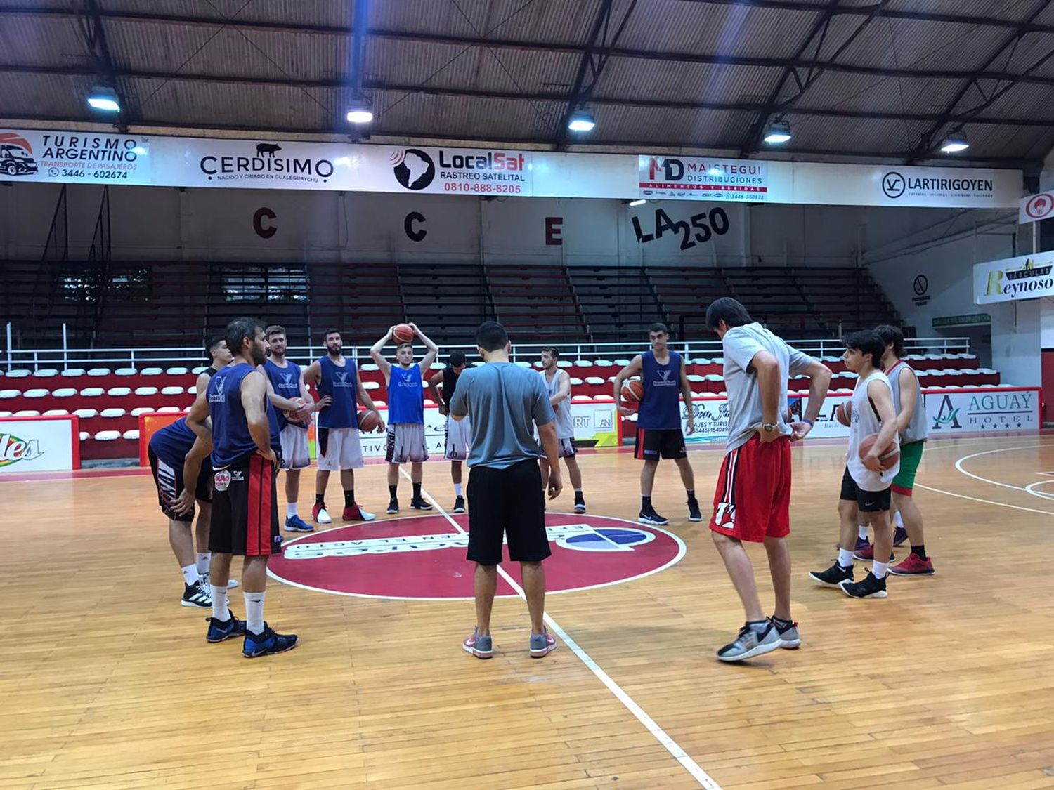 Central volvió a entrenar sin Davenport que se sumará la semana que viene