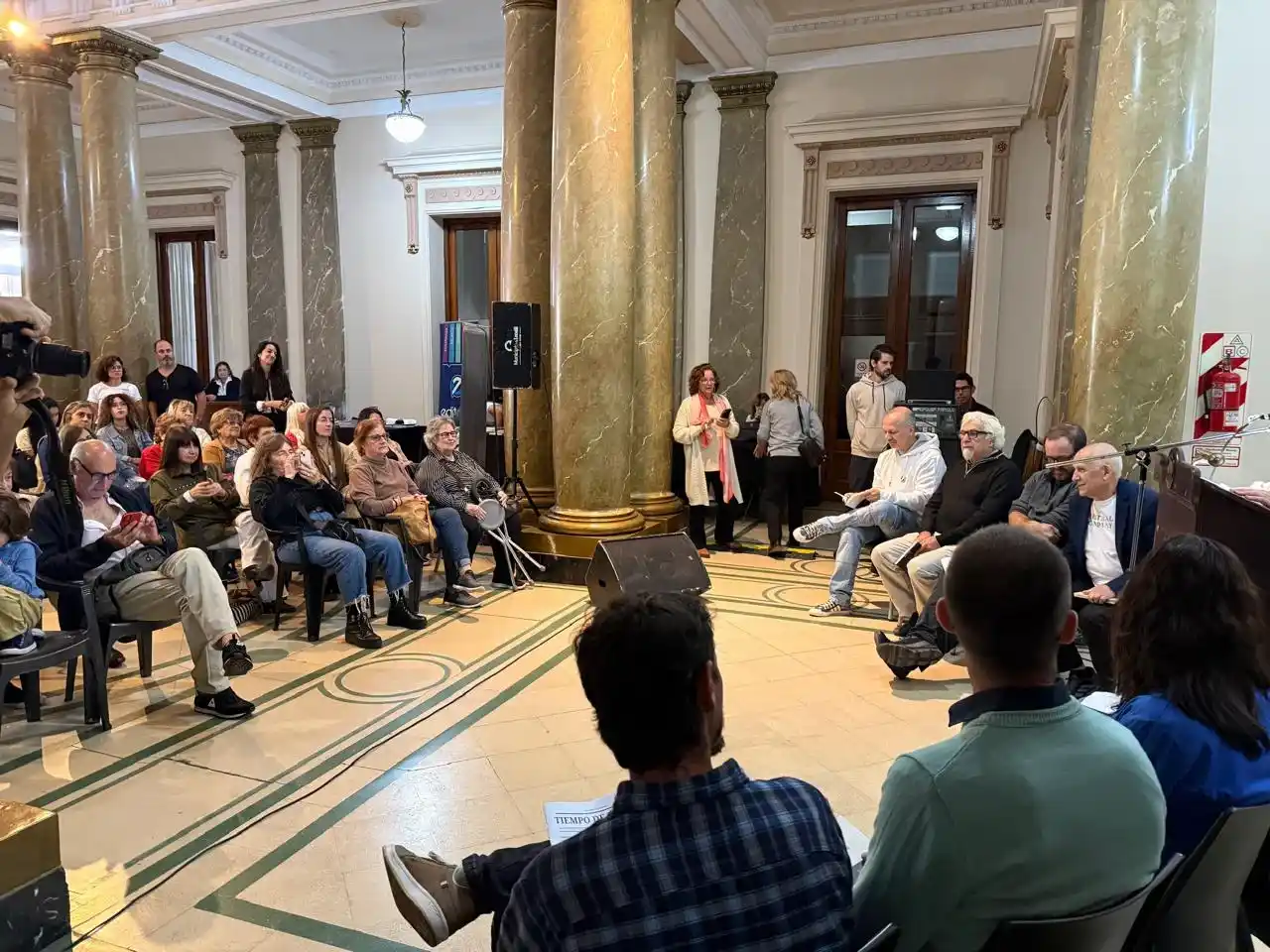 Los escritores y escritoras se reunieron en el hall del Municipio para compartir e intercambiar sus producciones.