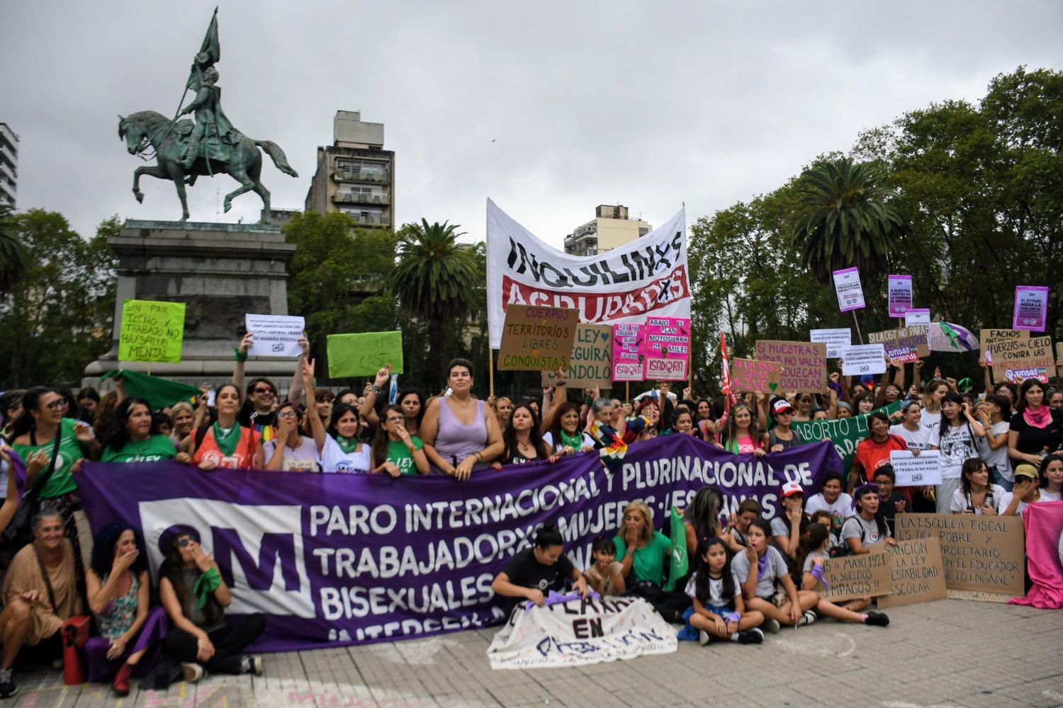 A pesar de suspenderse la marcha por el mal clima, hubo concentración en Plaza San Martin por el 8M