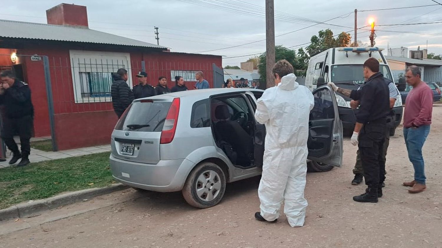 Pericias. De personal de Científica en el automóvil que pertenecía a la oficial de la Policía bonaerense