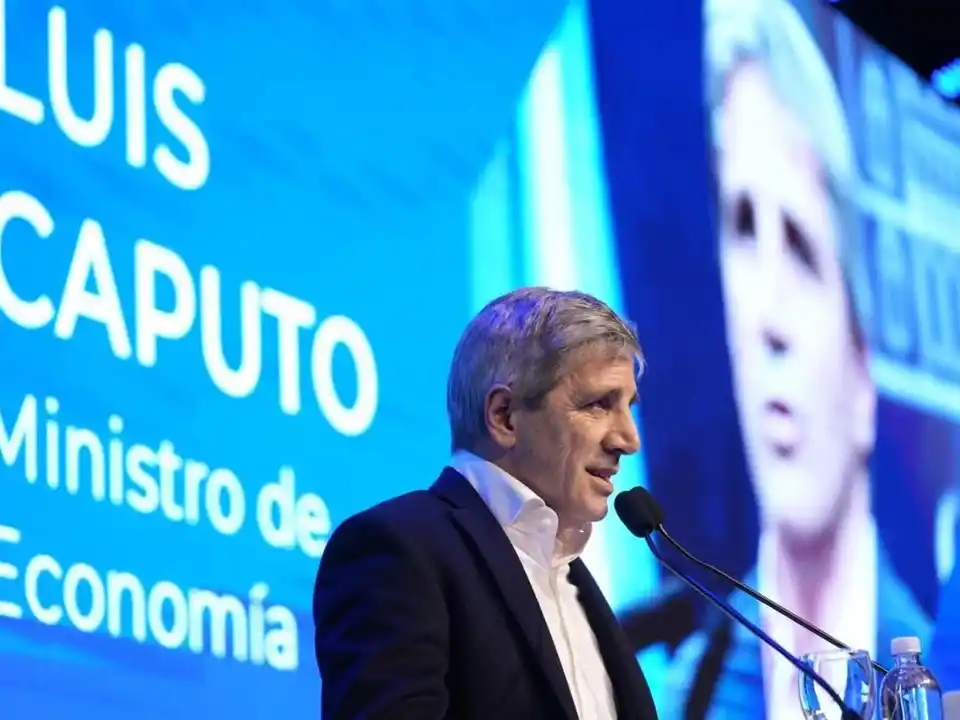 Caputo salió a transmitir calma en medio del derrumbe de los mercados