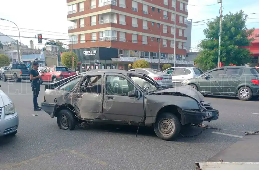 Impactante choque en plena avenida Colón
