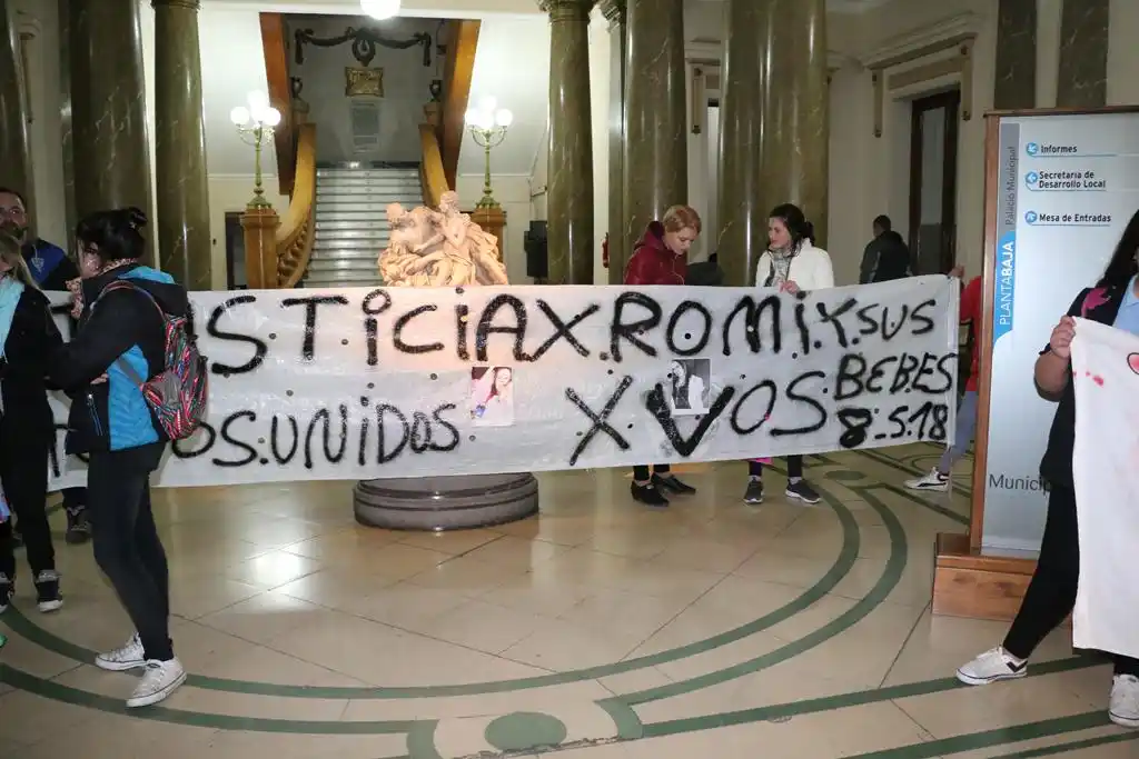 Familiares de Romanela se movilizaron al Municipio para pedir justicia