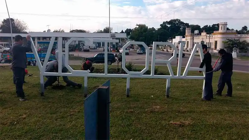 Colocaron un cartel identificatorio en el ingreso a Victoria
