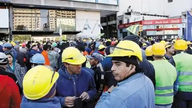 Oficial: el empleo en la construcción cayó 13,8% interanual y la actividad, casi 20%