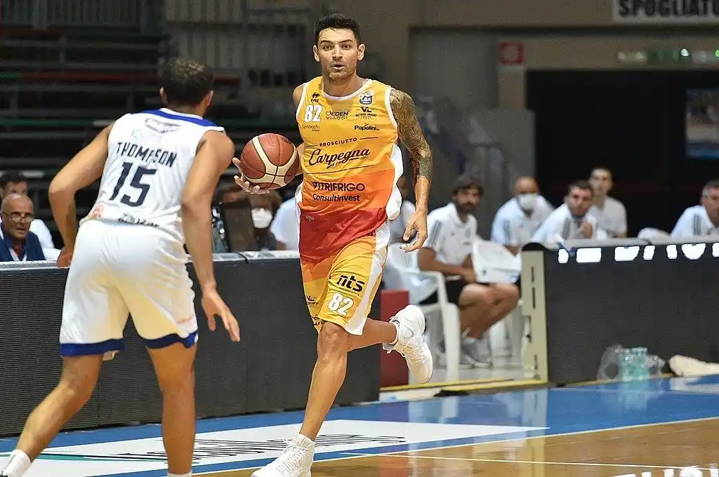 Muy buen debut de Carlos Delfino
