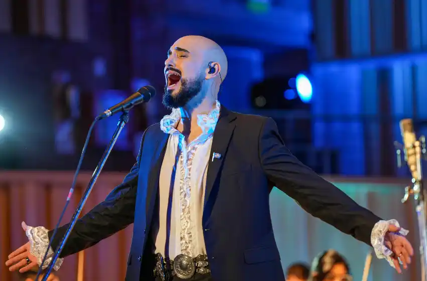 Abel Pintos lanzó «Alta en el Cielo», el álbum en el que reversiona canciones patrias