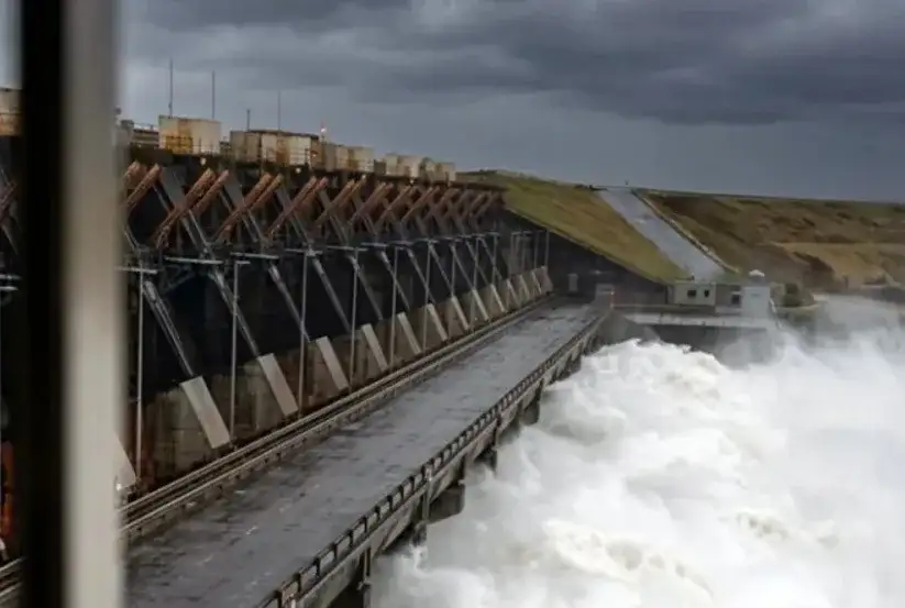 La represa, construida por Argentina y Paraguay sobre el río Paraná, cuenta con 3.100 MW de potencia instalada y 20 turbinas.