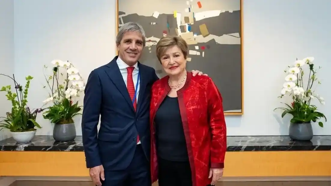 El ministro de Economía Luis Caputo y la directora ejecutiva del Fondo Monetario Internacional, Kristalina Georgieva, en Washington.