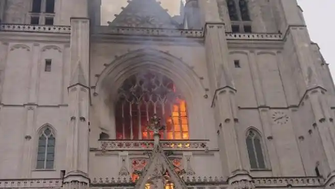 Un incendio destruye  vidrieras y órgano de la catedral de Nantes