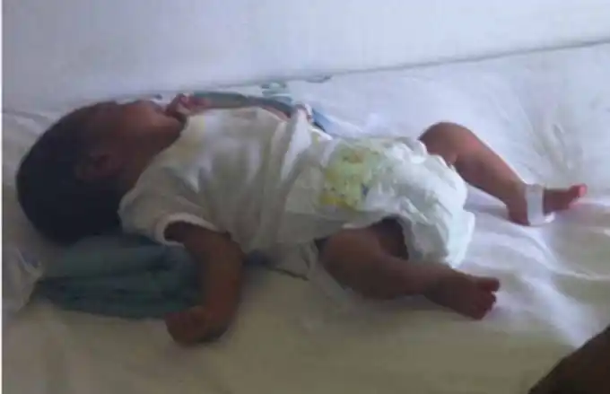 Nació, cayó al inodoro y terminó en las vías del ferrocarril