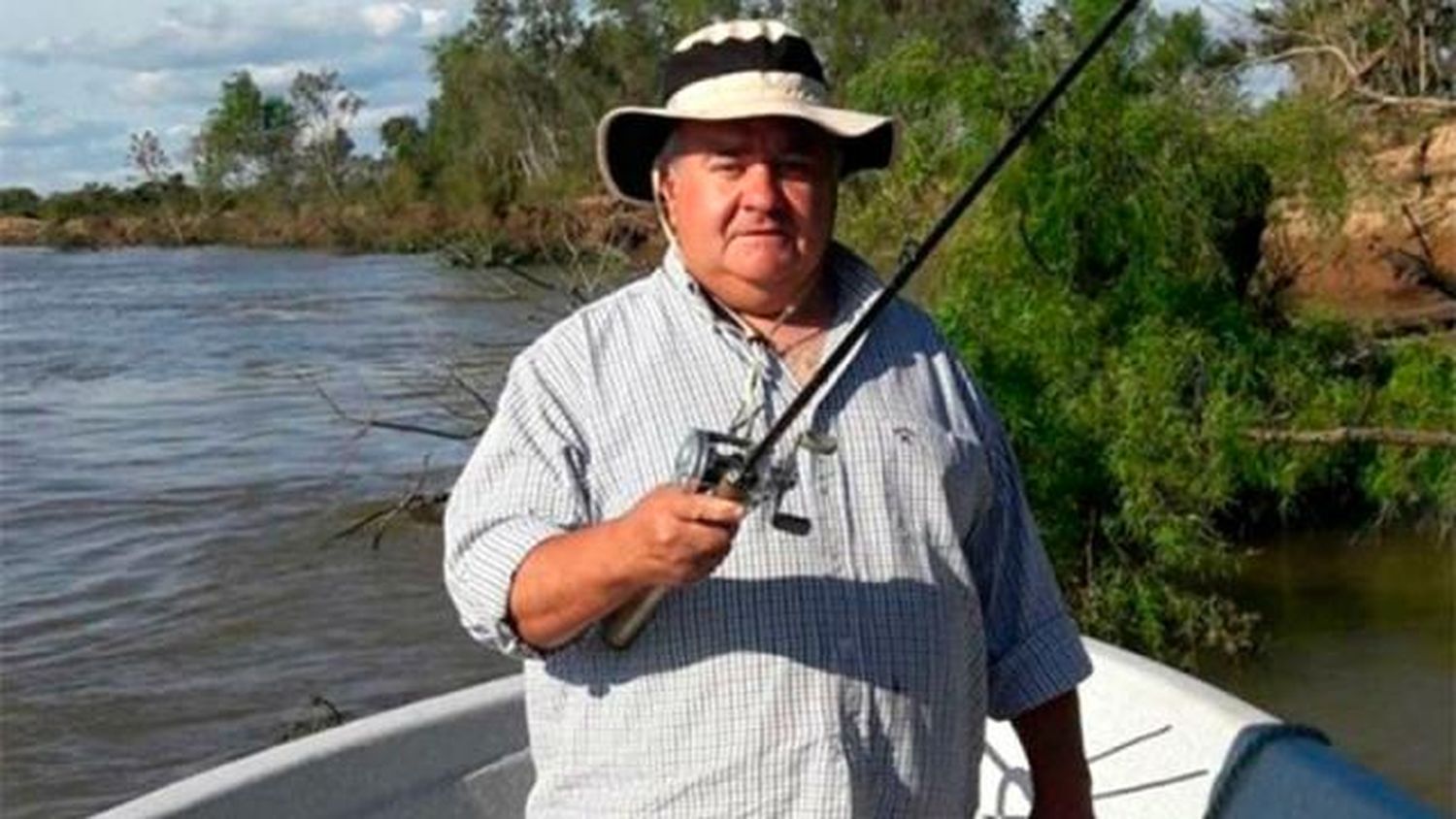 Comerciante y político fue hallado fallecido frente a la tumba de su madre