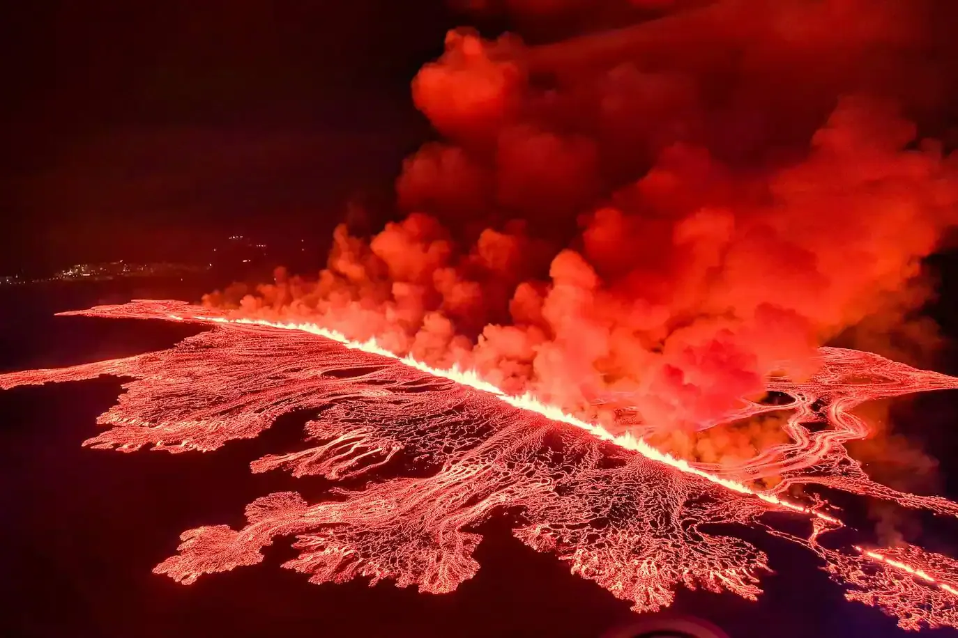 El cielo nocturno se tornó naranja e iluminó el pueblo de Hafnarfjordur