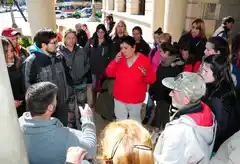 Referente social se encadenó en la municipalidad para exigir refuerzos alimentarios 
