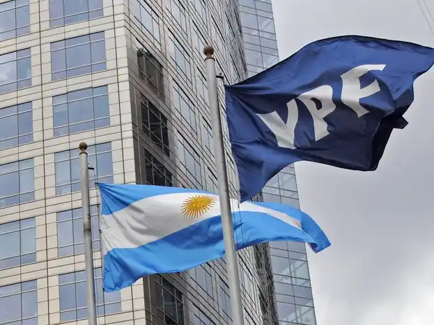 Corte de Apelaciones de EE. UU. suspende la entrega forzosa del 51 % de YPF a fondo acreedor y permite la apelación sin garantías