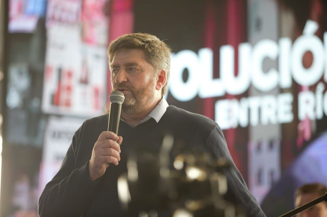Brasesco compartió el escenario en La Paz junto a Lousteau y Frigerio, con Sarubi como anfitrión
