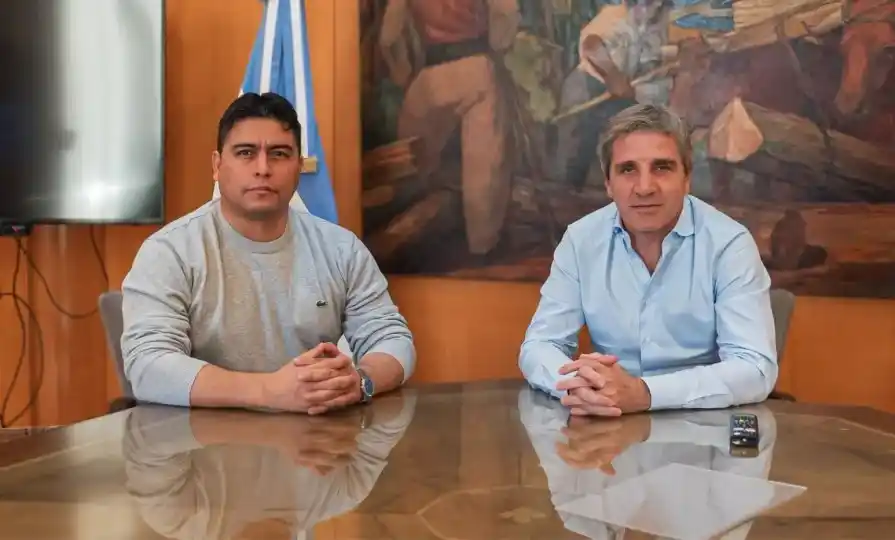 El gobernador de Santa Cruz se reunió con Caputo y logró un anticipo de coparticipación.