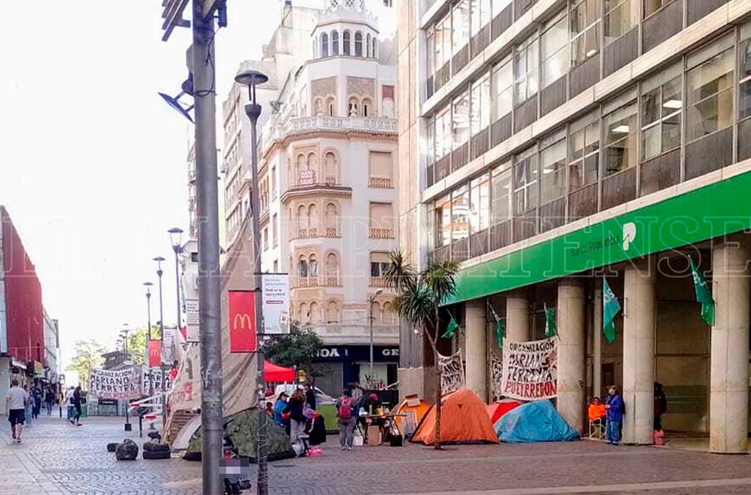 El acampe se trasladó a la Peatonal