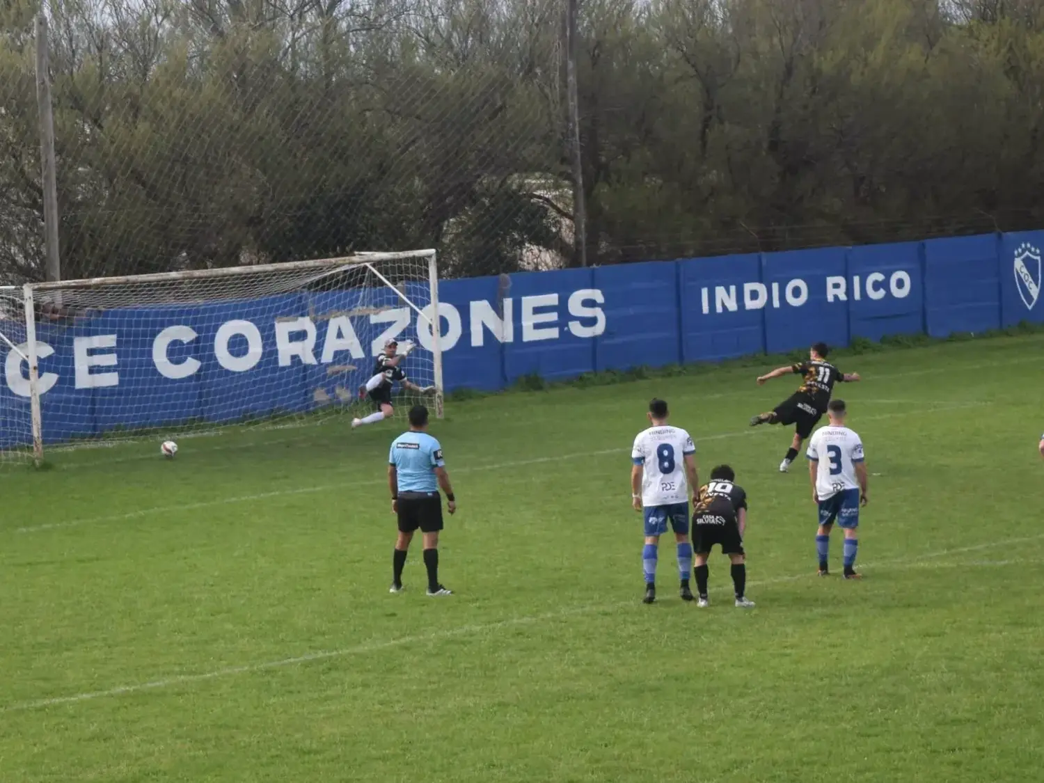 Galabert convierte el penal que le dio la victoria a Olimpo (Foto de FM Aborigen)