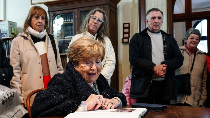 La reconocida profesora y directora, Nélida Basail firma el acta