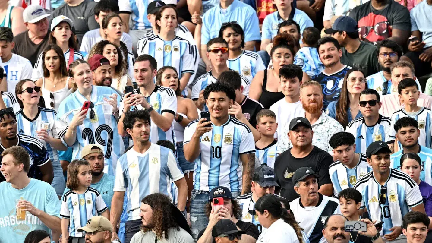Miles de hinchas argentinos llegan a Kansas sin entradas y enfrentan precios exorbitantes en la reventa