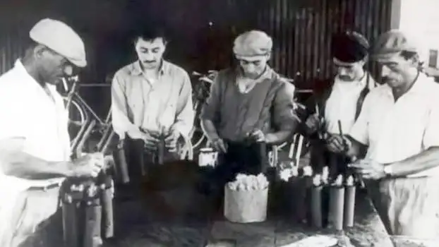 Foto histórica. Parte de quienes sembraron el Parque preparando los primeros plantines para colocar en el paseo