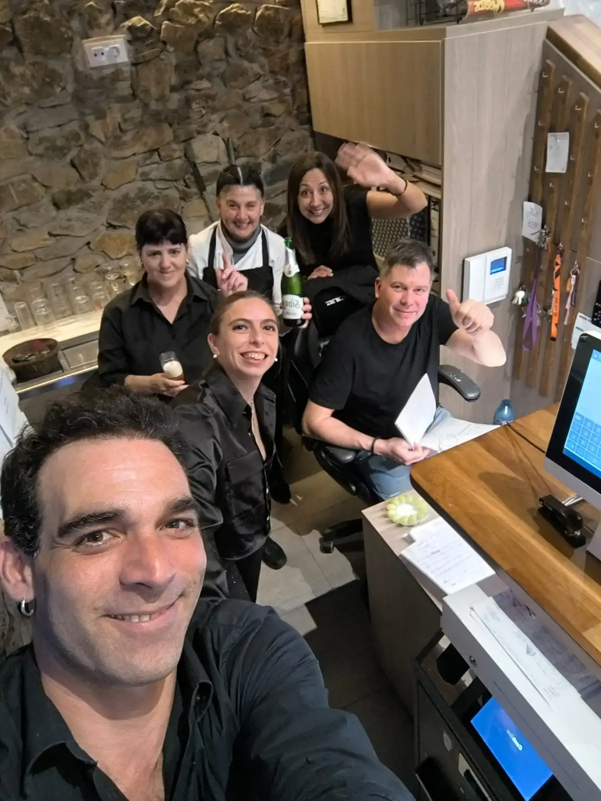 Chelita con sus compañeros de trabajo en el restaurante Más Palou-