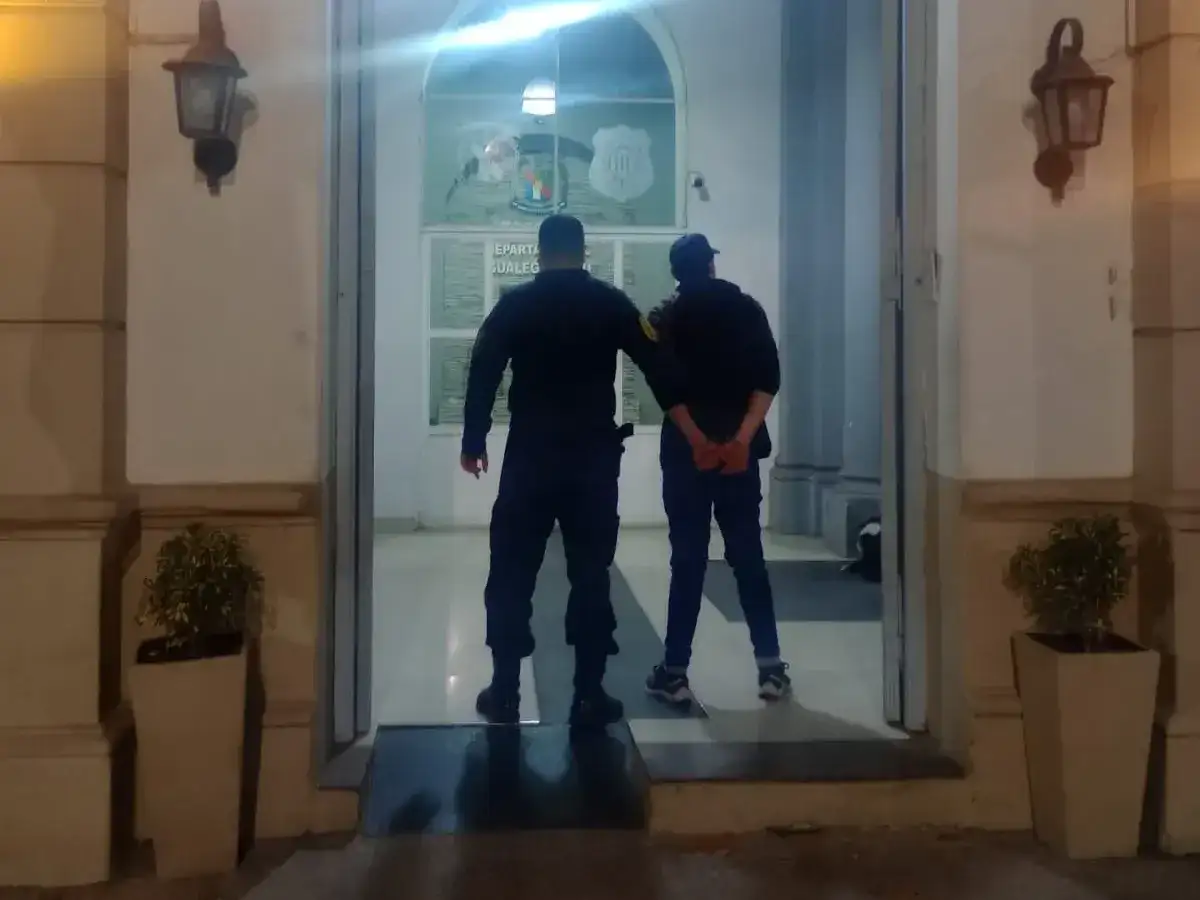 Incumplió el arresto domiciliario y lo atraparon andando por las calles de la ciudad