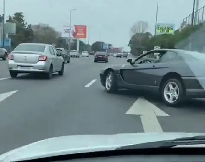 Video: perdió el control de una Ferrari y casi causa un accidente en plena avenida